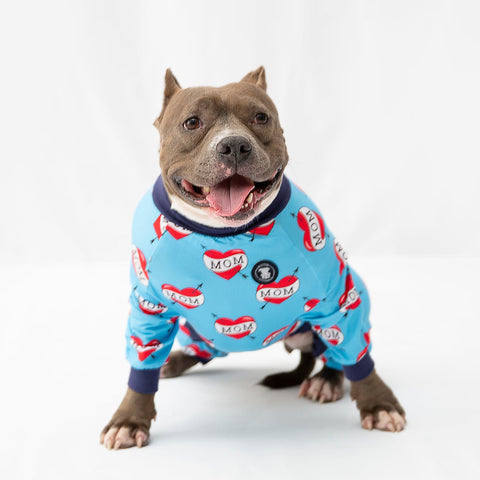 Pijama azul con tatuaje de corazón