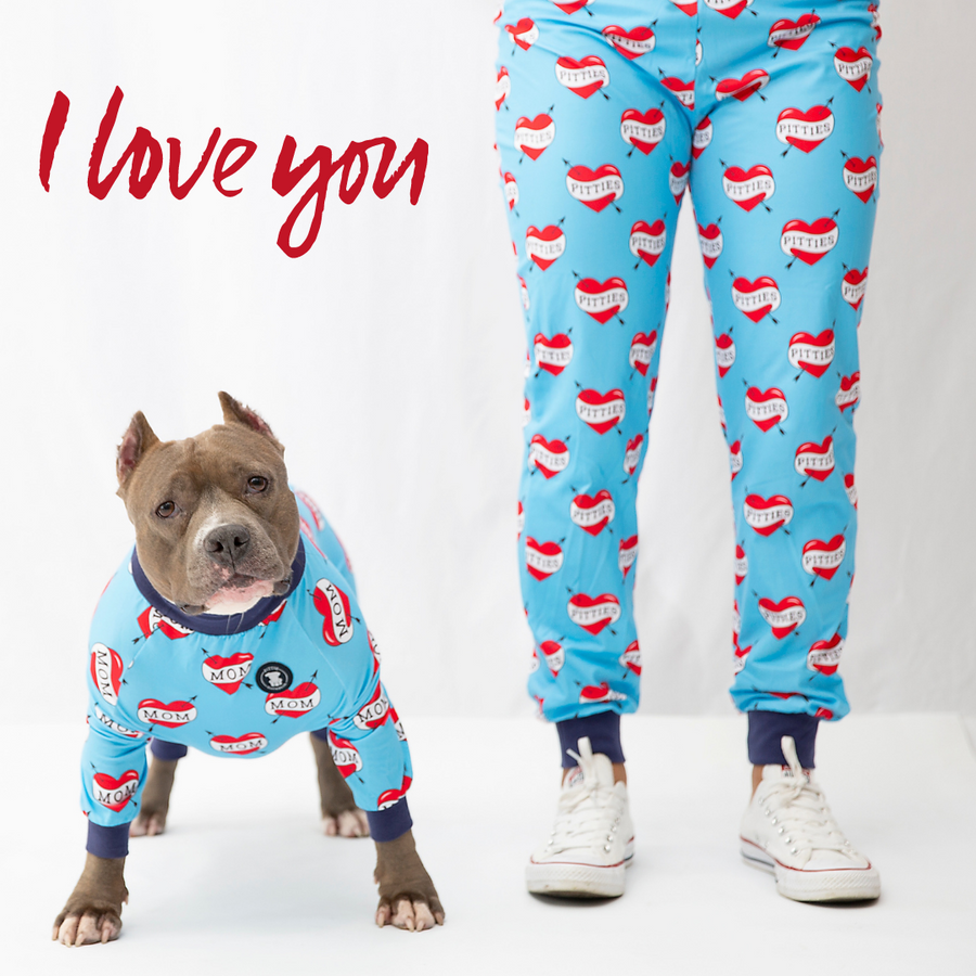 Pijama azul con tatuaje de corazón "MAMÁ" y pitbull